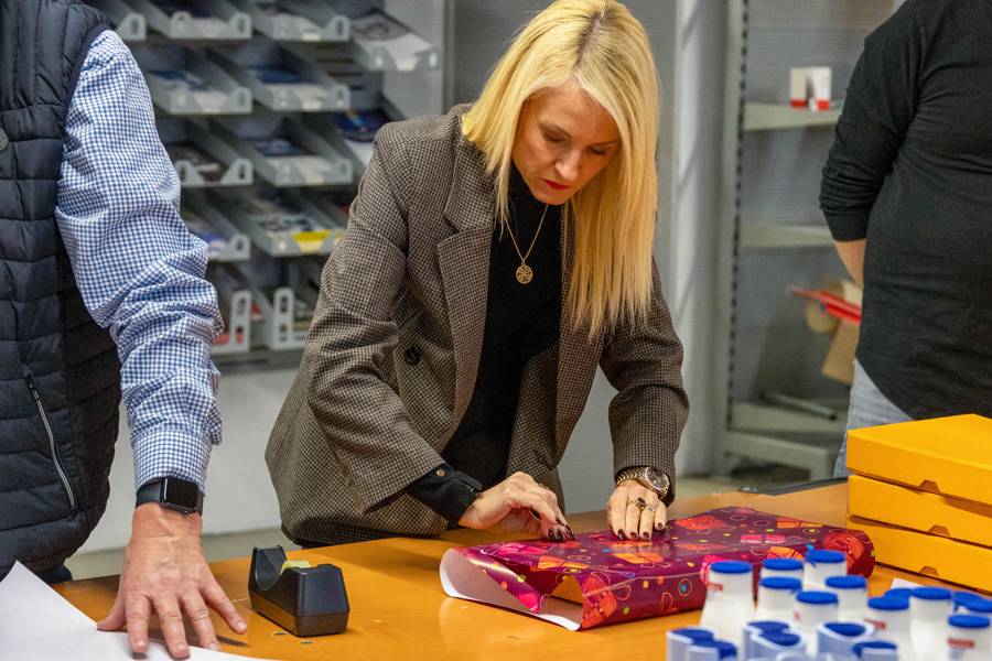 Le soin jusqu’au dernier pli : Myriam Mele traite chaque feuille de papier cadeau avec une précision telle que le paquet semble presque trop beau pour être ouvert.