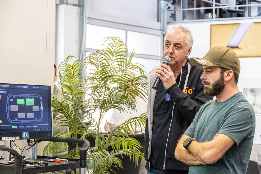 Roger Blum managt am «Mischpult» von «Paint Go» und kommuniziert direkt mit dem Lackierer in der . . . 