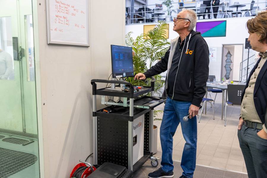 Die technischen Eckdaten für die bevorstehende Lackierung sind vorbesprochen und an der «Pinwand» schriftlich festgehalten. Dementsprechend beginnt Roger Blum mit . . . 