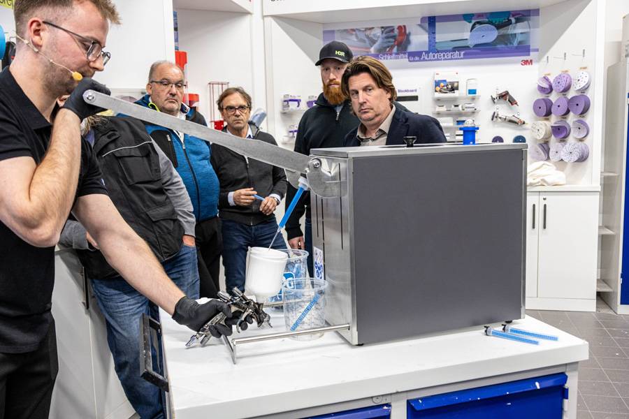 Ein spritzfertiger Klarlack, gesiebt, vorbereitet, ohne Mischbecher: Der neue «2K Klarlack Dispenser» machts möglich. Die integrierte Sperre verhindert den Rücklauf des bereits gemischten Produkts.