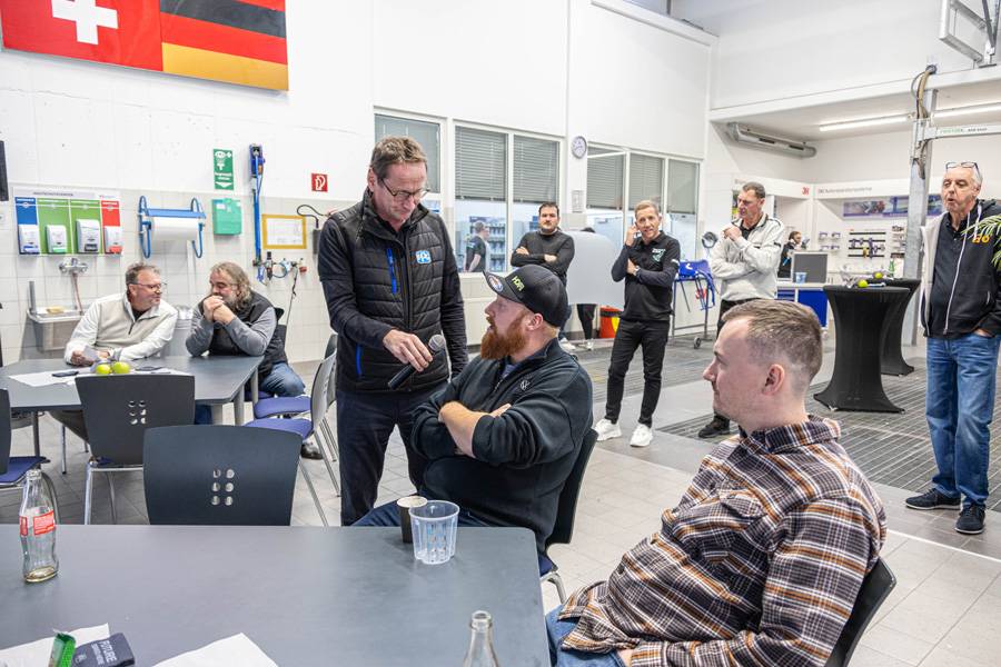 Interview mit Fachleuten: PPG-Geschäftsführer Jochen Kleemann will von den Gästen wissen, was sie von den News halten, die sie eben erfahren haben.