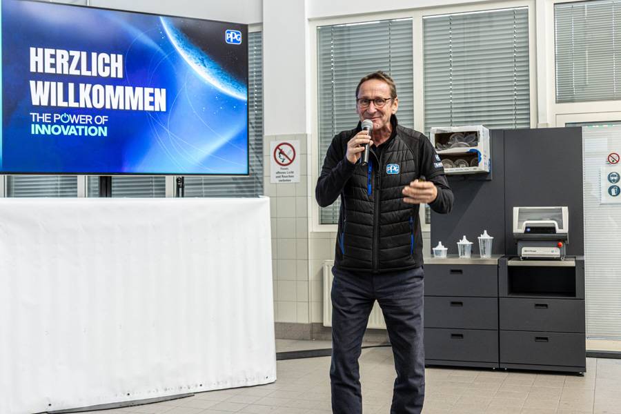 « Nous ne sommes pas au seuil d’un développement technologique révolutionnaire, nous sommes en plein dedans. Ce que nous voyons ici aujourd’hui, ce n’est pas l’avenir, c’est le présent ». Cet avec ces mots que le directeur de PPG, Jochen Kleemann, accueille les invités.