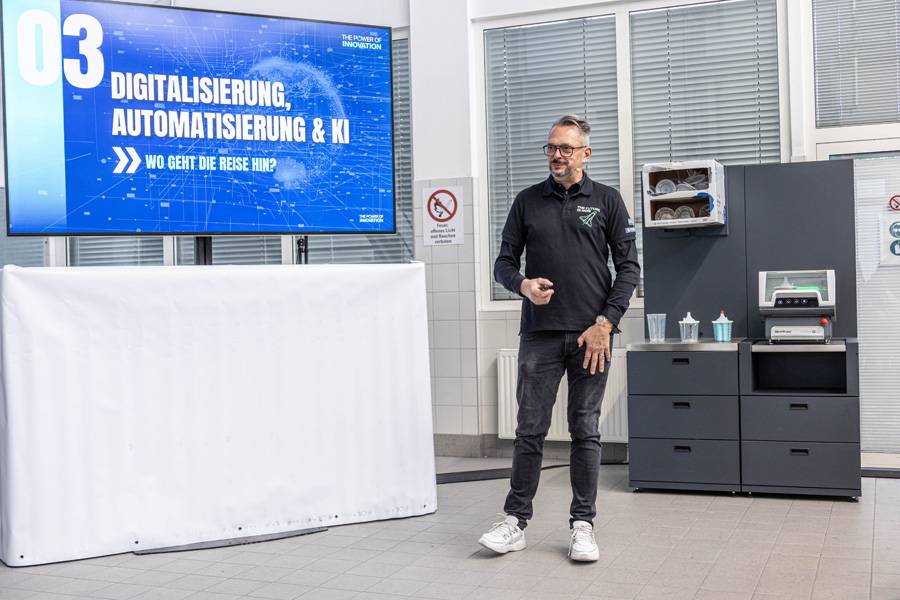 Arek Fiedorowicz (Marketing Manager PPG Allemagne) présente les thèmes de la numérisation, de l’automatisation et de l’IA. Il évoque l’atelier du futur, où même le robot « Co Bot » collaboratif trouvera sa place. 