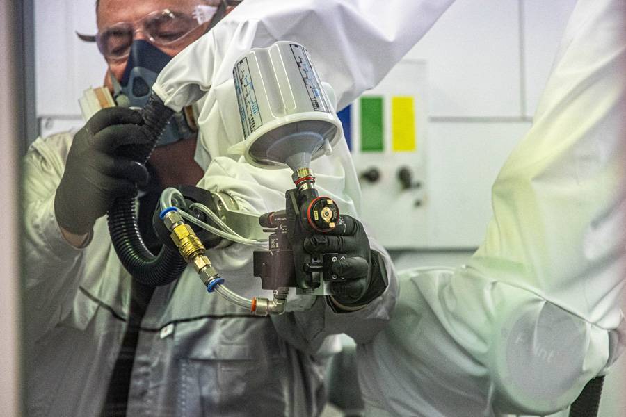 . . . il s’agit de Markus Albert (responsable de formation et trainer PPG), qui exécute toutes les manipulations nécessaires à l’utilisation du robot de peinture. 