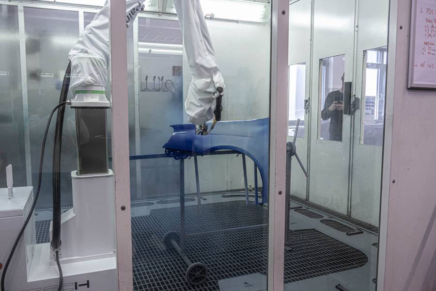 . . . la « transmission des ordres ». Le robot commence son travail, pulvérise la peinture toujours de haut en bas tout en maintenant la distance prescrite de 16 centimètres par rapport à l’aile.