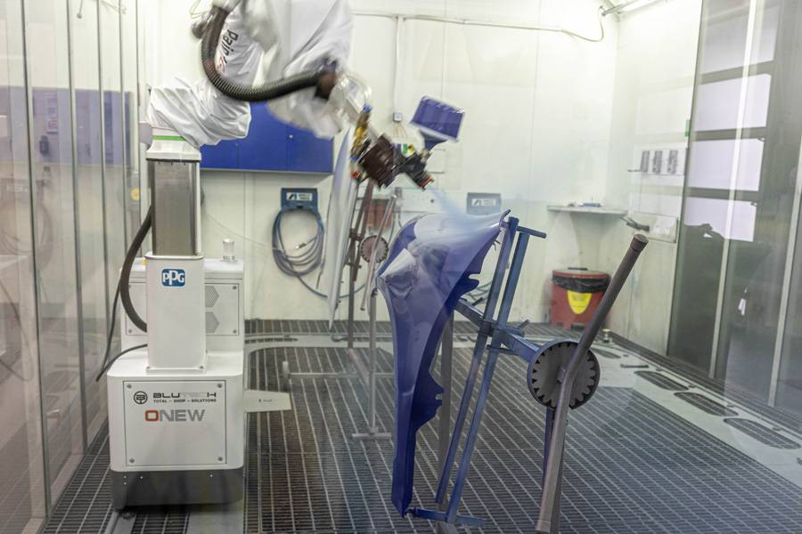 Le « Paint Go » s’adapte à n’importe quelle cabine et travaille sur rails. Pour l’installation complète, l’équipe rodée de Blutech n’a besoin que d’une journée.