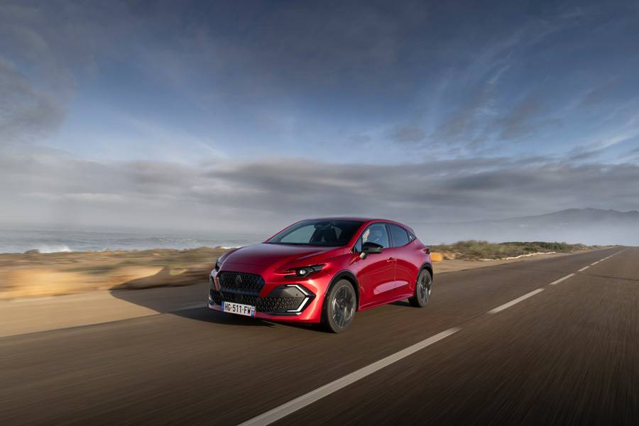 Der neue Clio VI stürmt an der Küste entlang, als wüsste er genau, dass sein Auftritt souveräner wirkt als je zuvor – ein kleiner Wagen, der sich längst nicht mehr wie einer benimmt.