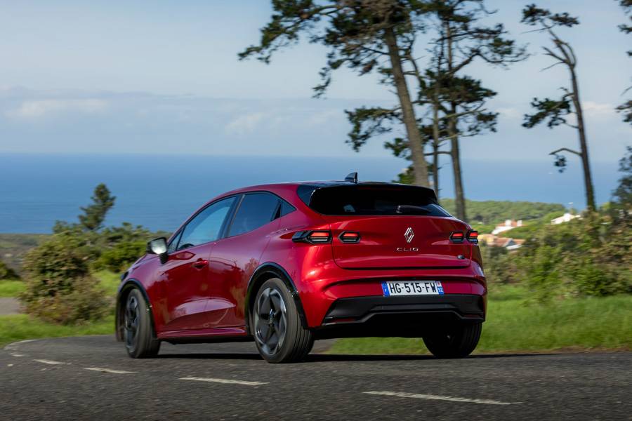 Aus der Rückansicht zeigt der Clio, wie erwachsen seine Linien geworden sind: klare Kanten, breite Schultern, ein Abgang, der eher nach Kompaktklasse klingt als nach Kleinwagen.