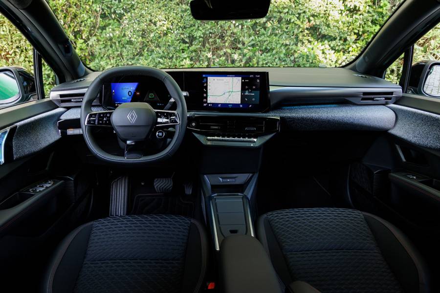 Im Cockpit verbindet der Clio Modernität mit Gelassenheit: doppelte Displays, Google-Integration, hochwertige Materialien – der Innenraum, in dem der Aufstieg in die nächste Klasse endgültig sichtbar wird.