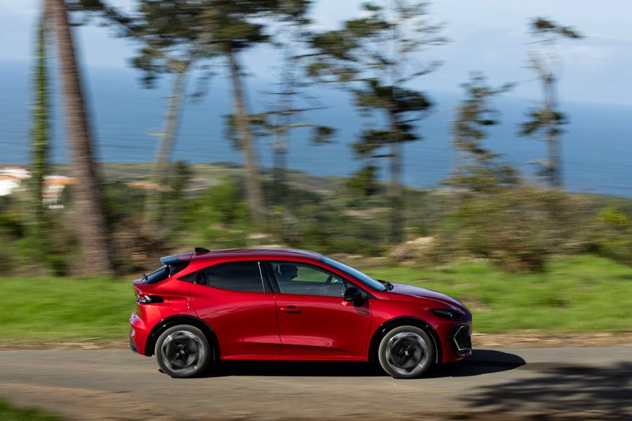 De profil, la Clio tend sa silhouette comme une déclaration : nouvelles proportions, plus de dynamisme, plus de présence. « Il a tout d’un grand » – et l’on commence à comprendre pourquoi.