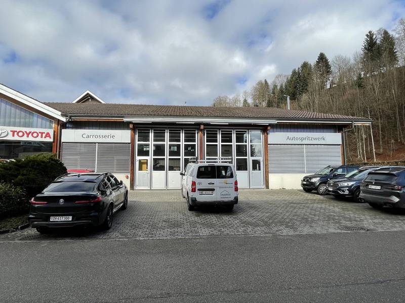 Die Carrosserieabteilung mit Autospritzwerk – gut zugänglich und mit genügend Parkplätzen für Kundinnen und Kunden.