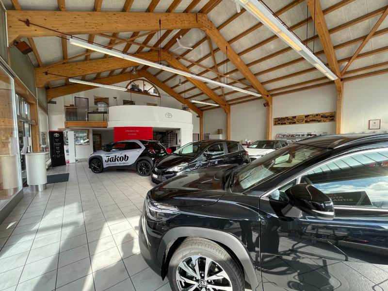 Das passt: Im hellen und modernen Showroom kommen die Fahrzeuge der Marke Toyota noch besser zur Geltung. 