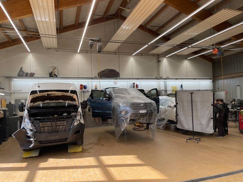 Wo Präzision auf Routine trifft: In der Carrosseriehalle wird jeder Arbeitsschritt geplant – ob beim Nutzfahrzeug oder Kompaktwagen. Unter der hellen Decke wird täglich geschraubt, gespachtelt und perfektioniert.