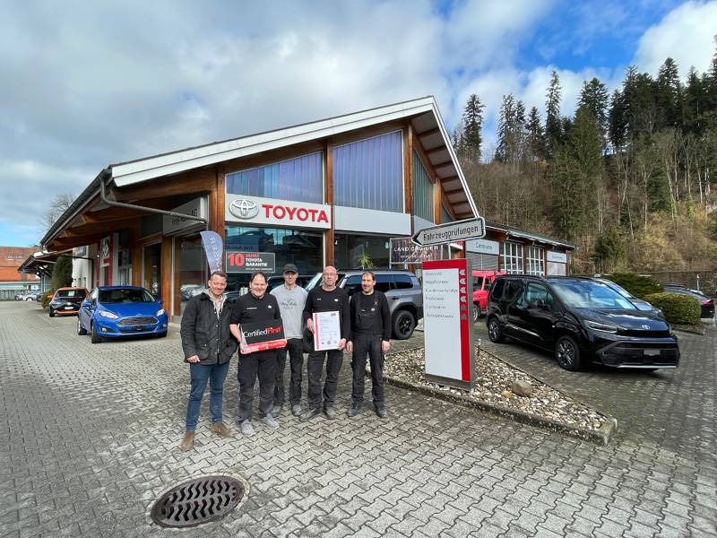 L’équipe carrosserie de « Frey Auto AG » avec sa nouvelle certification et le propriétaire Marcel Frey (2e à partir de la droite).