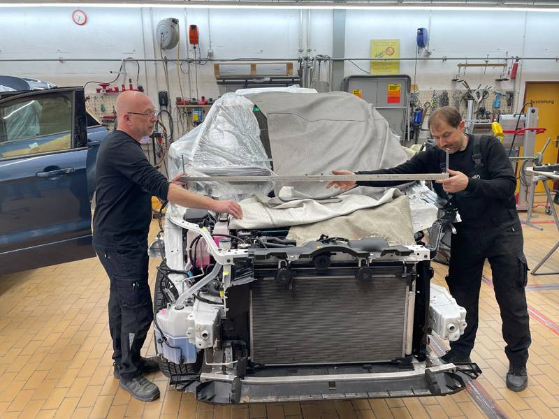 Mesure du châssis : Marcel Frey (à gauche) et le carrossier Christof Moser travaillent mains dans la main.