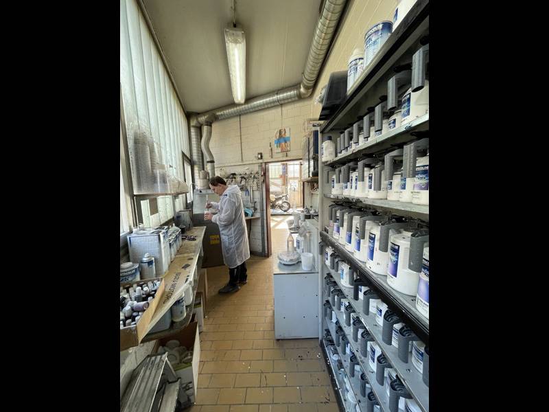 Sans exception : dans le laboratoire de peinture, la blouse blanche est obligatoire.