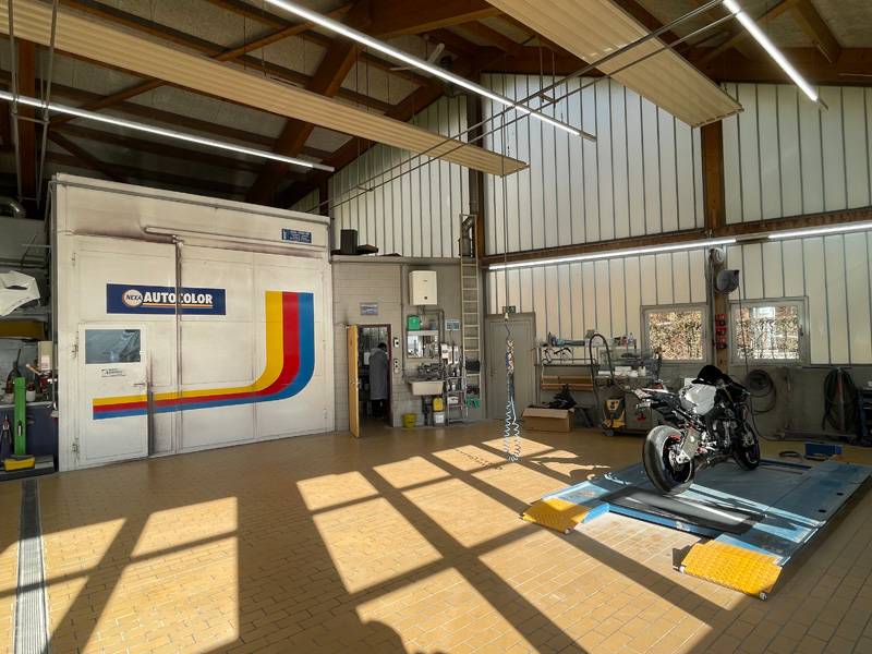 Une cabine de peinture très spacieuse.