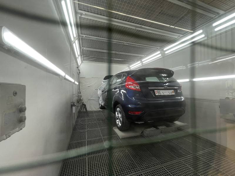 Thérapie par la laque : la sportive Ford Fiesta retrouvera bientôt son éclat du premier jour.