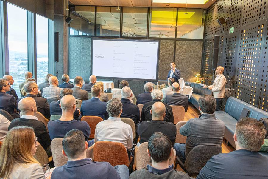 Daniel Fuchs (Mitte) und Enzo Santarsiero (rechts) vor den Gästen. Moderator und Mitinitiant im Dialog mit der Branche. Zwischen Zahlen, Nachhaltigkeit und Zukunftsvisionen wurde klar – hier geht es nicht um eine Idee, sondern um einen konkreten Aufbruch.