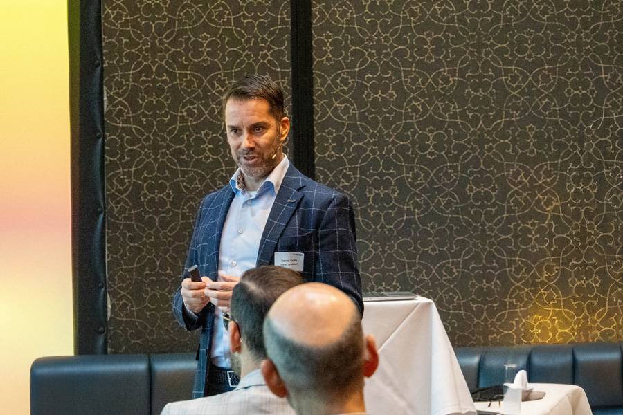 Daniel Fuchs, Moderator und Kopf von «Glass Rep», bringt es auf den Punkt: 98 Betriebe sind bereits an Bord, weitere 38 in der Pipeline. Vor den Gästen skizziert er Prozesse, Schulungen und Qualitätsanspruch – nüchtern in der Analyse, ambitioniert im Ton. Glasreparatur als System, nicht als Zufall.