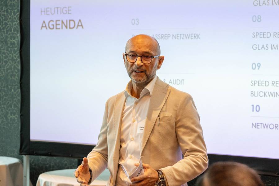 Enzo Santarsiero eröffnet den Kickoff mit klarer Haltung und klaren Zahlen. 240 000 Glasschäden pro Jahr, 325 Millionen Franken Schadenvolumen – und der unmissverständliche Appell, Reparatur vor Ersatz zu stellen. Nachhaltigkeit, so macht er deutlich, ist hier kein Schlagwort, sondern Arbeitsauftrag.