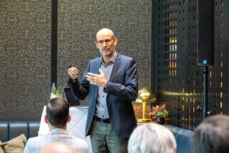 Wenn Zahlen glasig werden: Marcel Stettler von der AXA führt vor Augen, warum die Reparatur der Frontscheibe zunehmend zur wirtschaftlichen Vernunft wird.