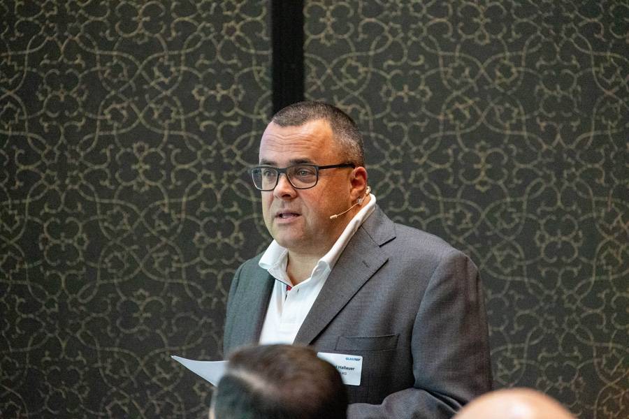 Michael Hallauer beim Plädoyer für Effizienz und Umweltbewusstsein: «CO₂-Werte können auch eine Währung sein» – ein Satz, der im Saal sichtbar Wirkung zeigt.