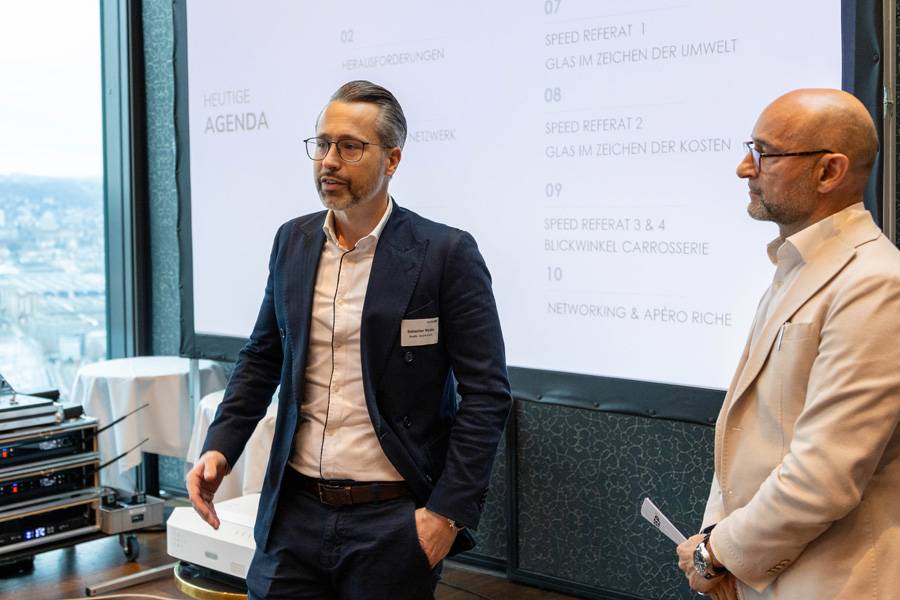 Nouveau directeur d’« Axalta – André Koch », Sebastian Wyder accueille les invités aux côtés d’Enzo Santarsiero – un début qui annonce un réseau assumant clairement son positionnement en faveur de la réparation du vitrage.