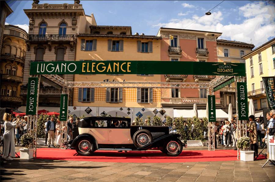 Roter Teppich vor historischer Kulisse: Unter dem Signet von «Lugano Elegance» rollt ein Vorkriegs-Klassiker ins Rampenlicht – umringt von Belle Époque-Fassaden, neugierigen Blicken und jener stillen Ehrfurcht, die nur wirklich alte Automobile auslösen.