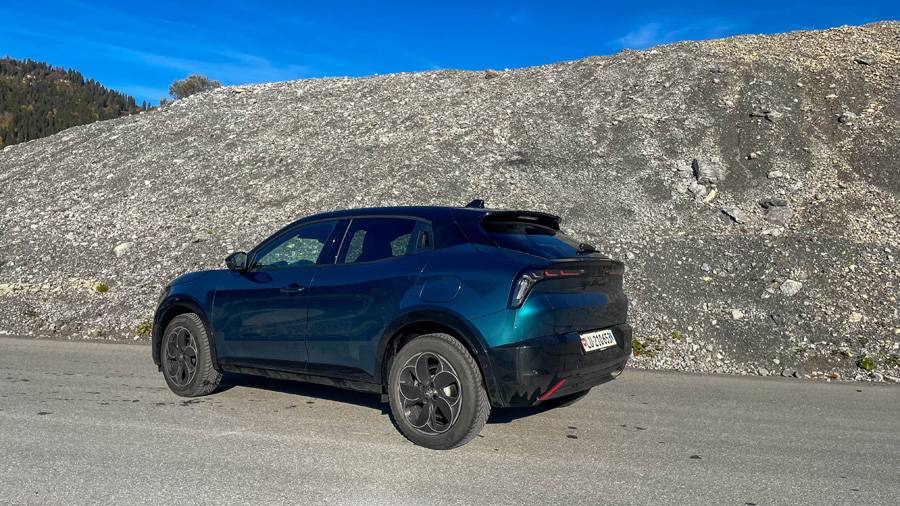 Der Q4 zeigt seine pragmatische Seite – keine Sportwagenattitüde, aber jederzeit bereit, die Hinterachse leise zuzuschalten, wenn der Untergrund zweifelt.