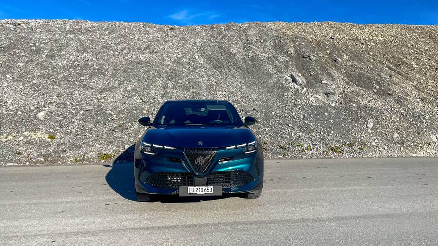 Calme frontal : le Junior Ibrida Q4 montre à quel point une transmission intégrale peut rester discrète. Pas d’arbre, pas de spectacle – juste de la traction au format poche.