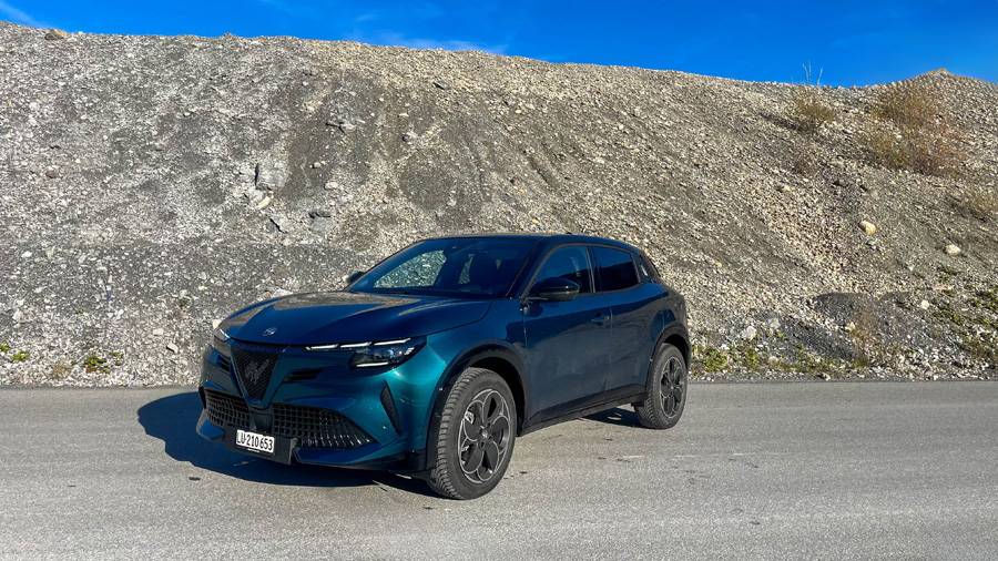 Sous le soleil du matin, il semble presque ironique : un petit Alfa qui n’a pas honte de ses origines modulaires, et qui les utilise avec assurance.