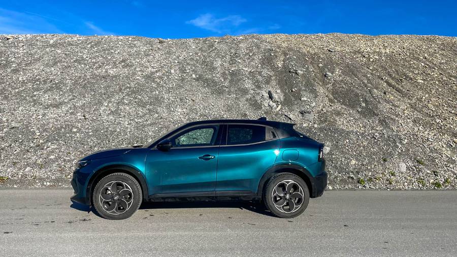 De profil, on comprend pourquoi il fait sens en Suisse : compact, agile, prêt pour ces journées d’hiver où l’intégrale n’est pas une option, mais une nécessité.