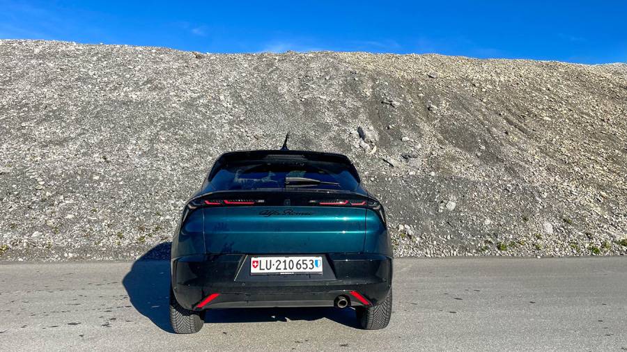 À l’arrière, aucun drame, juste de la franchise : le Junior Q4 est l’Alfa qui roule au lieu de poser — et c’est précisément pour cela qu’il convient si bien à la Suisse.