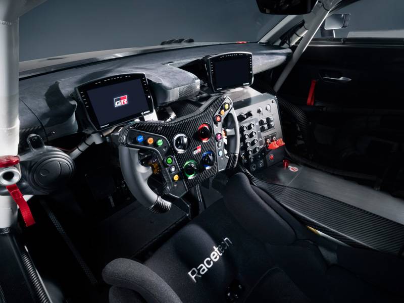 Der Arbeitsplatz der Mutigen: Das Cockpit des GR GT3 – ein Steuerzentrum aus Kohlefaser, Reglern und Displays. Jeder Schalter ein Befehl, jeder Fehler eine Lektion. Bedienbar nur für jene, die Ruhe im Chaos finden.
