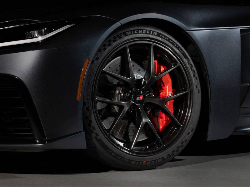 Carbon-Keramik-Bremsen, Michelin Pilot Sport Cup 2, riesige Kühlkanäle – das Vorderrad zeigt die Seite des GR GT, die nicht verhandelt: Wer so beschleunigt, muss auch eindrucksvoll verzögern können.