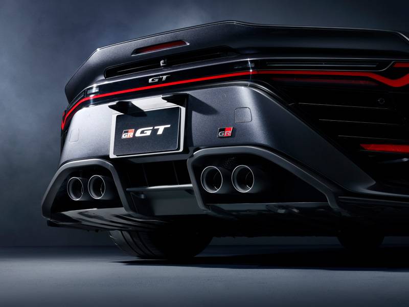 La signature acoustique : quatre sorties rapprochées, montées bas – un engagement mécanique que Toyota décrit pudiquement comme « rendre audible l’énergie thermique ». En clair : ce sera bruyant.