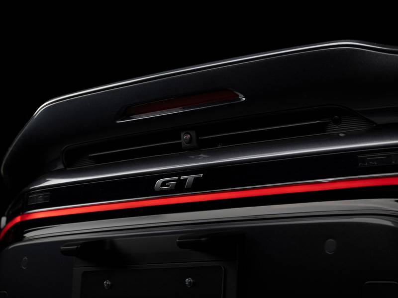 Le détail arrière : la nouvelle signature TGR. Un bandeau rouge comme un trait d’eyeliner technique, et une caméra intégrée dans un ensemble conçu pour affirmer la largeur.