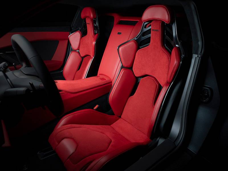 Sièges Recaro : le confort n’était pas invité. Ces coques rouges serrent le conducteur au plus près du centre de gravité – l’endroit exact où Toyota veut qu’il affronte les 650 ch.