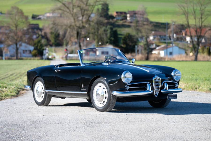Schwarz wie eine mondlose Nacht, innen bordeauxrot wie ein guter Barolo: Alfas Giulietta Spider (1956) steht da wie ein Versprechen auf dolce vita pur. 65 PS aus 1,3 Litern, viel Chrom, wenig Überfluss – mehr italienische Leichtigkeit geht kaum. Schätzpreis: 70 000 bis 80 000 Franken.