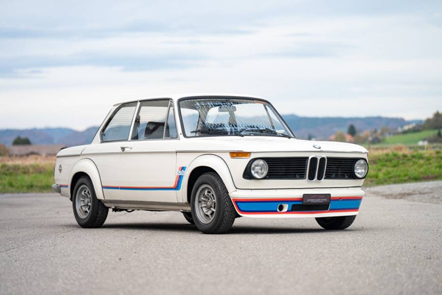 Provokation auf vier Rädern: BMW 2002 Turbo, Baujahr 1974, der schnellste 02 aller Zeiten. 170 PS, Turbolader, Spoilerlippe und ein Ruf wie Donnerhall seit der IAA 1973. Ein Stück deutscher Ingenieursfrechheit mit Mindestpreis von 85 000 Franken.