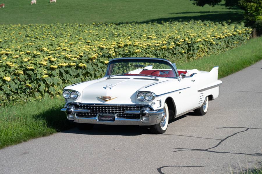 Chrom, Flossen und grenzenlose Zuversicht: Der Cadillac Series 62 Convertible von 1958 ist die wohl stilprägendste Interpretation des amerikanischen Traums auf vier Rädern – ein rollendes Versprechen aus V8-Sound, Boulevard und Barockdesign. Aufgerufen ab 80 000 Franken.