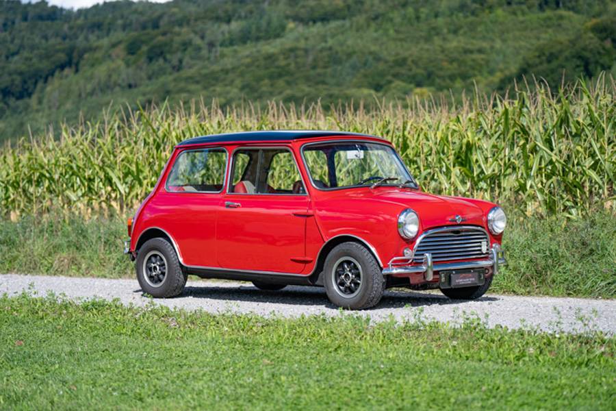Rot, kompakt, unverwüstlich: Der 67er Morris Mini Cooper zeigt, wie viel Fahrspass in wenigen Metern Blech stecken kann. Britischer Pragmatismus mit Motorsportgenen – kalkulierbar im Preis, unbezahlbar im Charme. Mindestgebot: 24 000 Franken.