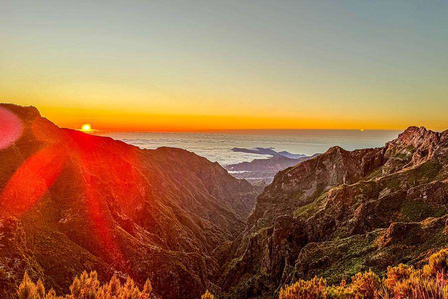Sonnenaufgang über einem Meer aus Schatten und Schluchten. Ein Moment, der zeigt, warum man . . .