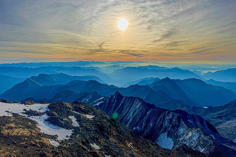 . . . um vier Uhr morgens aufsteht: weil die Welt, für ein paar leuchtende Sekunden, neu beginnt.