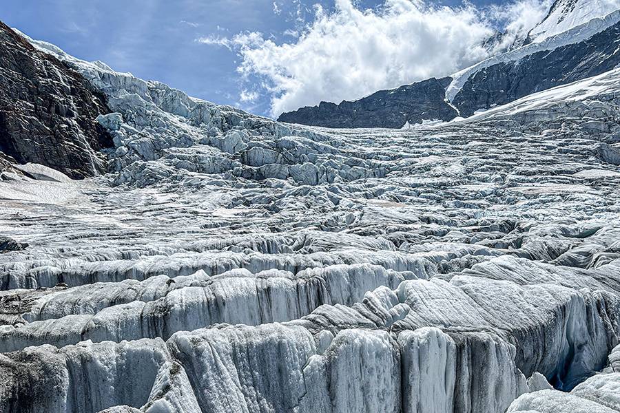 Zerfurcht liegt der Gletscher zu Füssen, ein lebender Organismus aus blauem Licht, hartem Schatten und tonnenschweren Erinnerungen. Hier oben, wo die Sonne nur zögerlich Wärme spendet, trainiert David Bühlmann Demut.