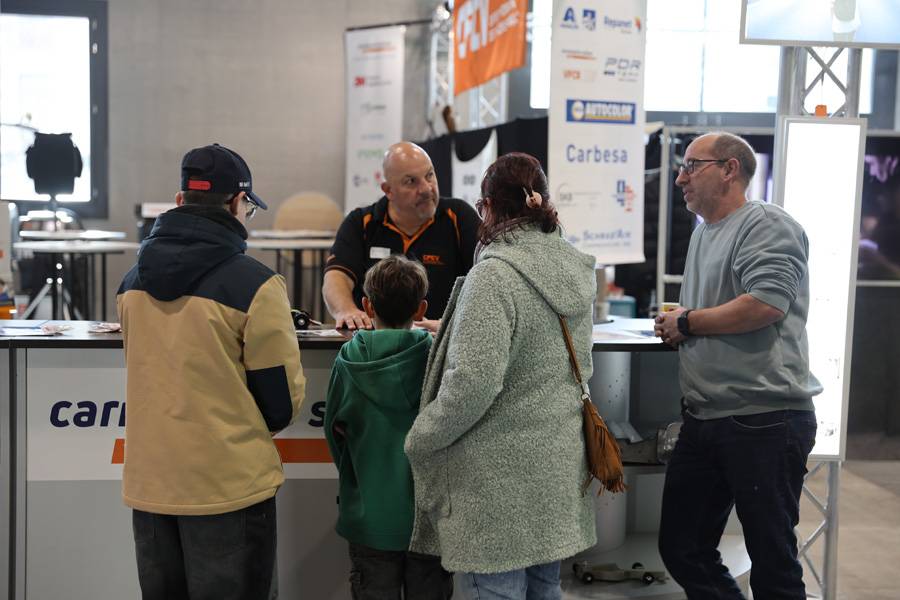 Stéphane Ayer, unermüdlicher Experte in der Waadtländer Carrosserieszene, zeigt am Stand, warum selbst ein schlichtes Blechteil plötzlich spannend werden kann. Er liefert mit der Ruhe eines Mannes, der schon viele Funken fliegen sah.