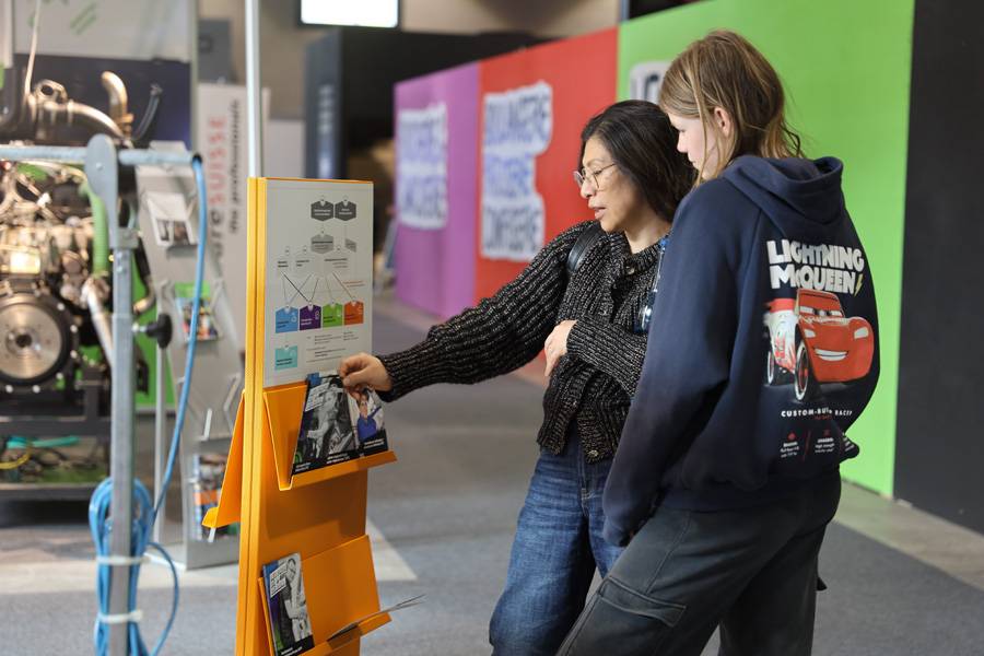 Au stand de « Carrosserie Suisse », les visiteurs font le plein de brochures – un geste anodin, souvent l’étincelle d’une future vocation.