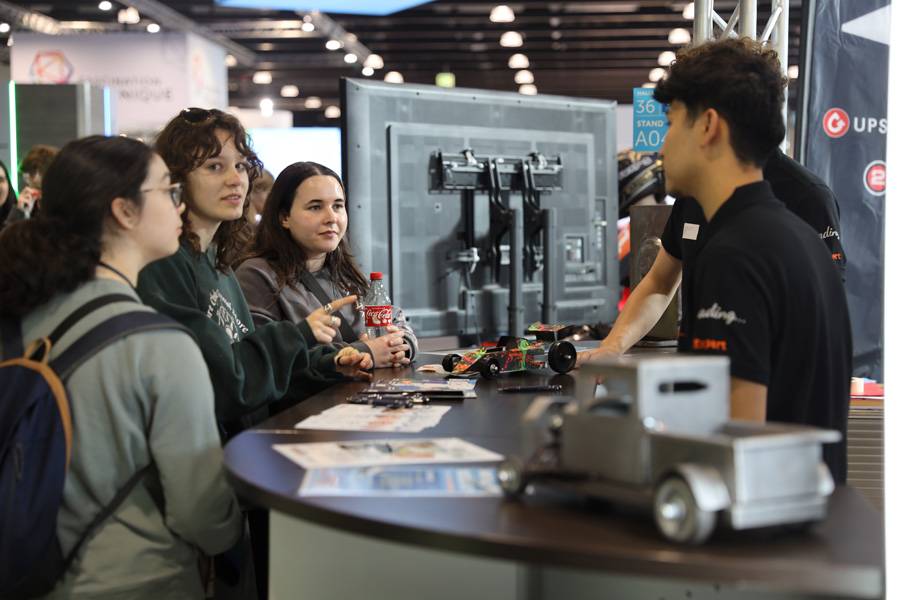 Au stand du secteur vaudoise de la carrosserie, le « Salon des métiers » se transforme en atelier improvisé : les jeunes visiteurs s’arrêtent, questionnent, discutent technique – et s’émerveillent devant les mini-bolides, les modèles métalliques et le solide savoir-faire des apprenti-e-s- et formateurs.