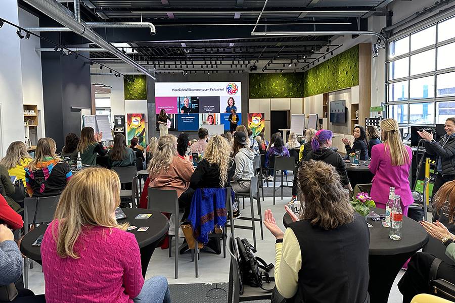 Volle Reihen, gespannte Aufmerksamkeit: Der Farbzirkel 2025 startete mit offenem Blick nach vorn. Die Begrüssung vor dicht besetztem Saal zeigt, wie gross das Interesse am Dialog geworden ist. Kommunikation ist hier kein Schlagwort, sondern Programm.